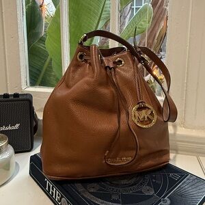 Michael Kors Jules Large Drawstring Bucket Bag